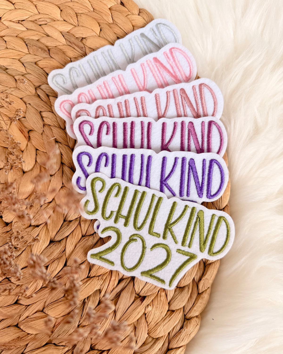 Applikation "Schulkind 2027" auf weißem Filz - Schrift 03