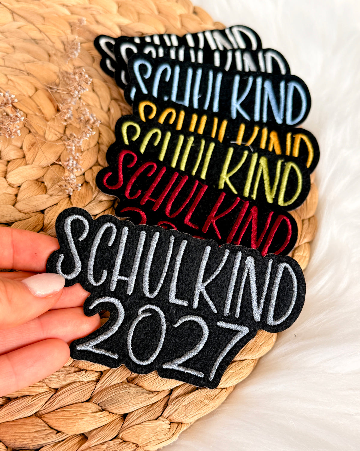 Applikation "Schulkind 2027" auf schwarzem Filz - Schrift 03
