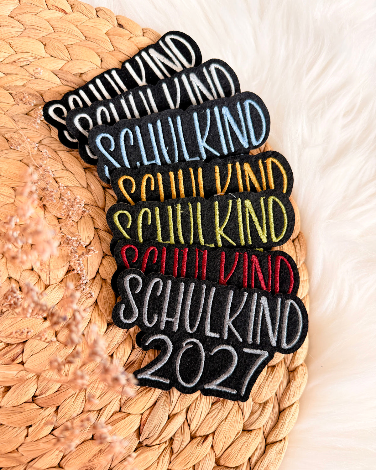 Applikation "Schulkind 2027" auf schwarzem Filz - Schrift 03
