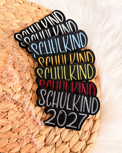 Applikation "Schulkind 2027" auf schwarzem Filz - Schrift 03
