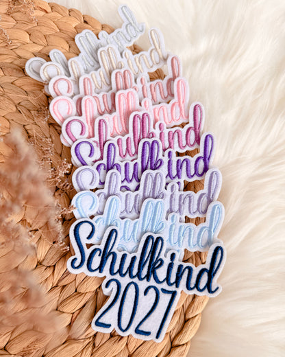Applikation "Schulkind 2027" auf weißem Filz - Schrift 05