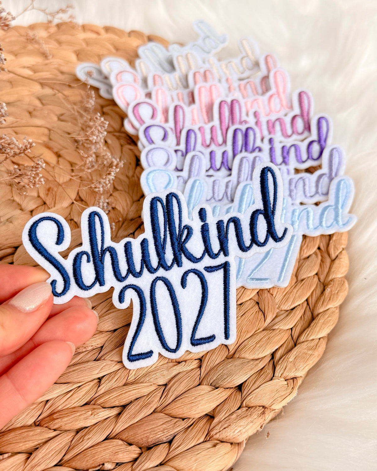 Applikation "Schulkind 2027" auf weißem Filz - Schrift 05