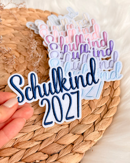 Applikation "Schulkind 2027" auf weißem Filz - Schrift 05