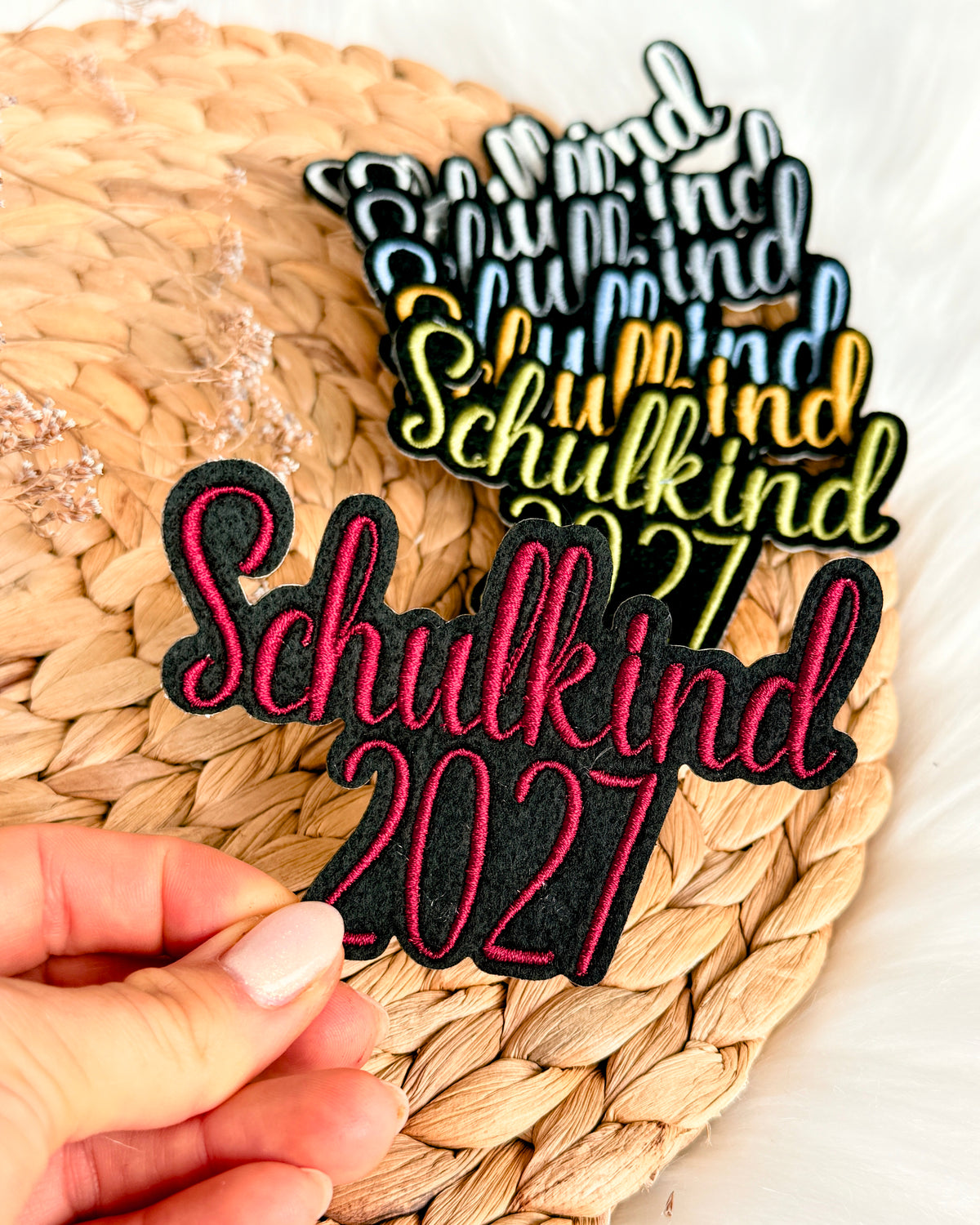 Applikation "Schulkind 2027" auf schwarzem Filz - Schrift 05
