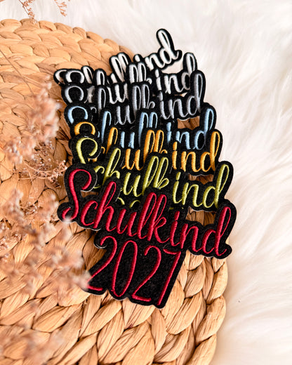 Applikation "Schulkind 2027" auf schwarzem Filz - Schrift 05