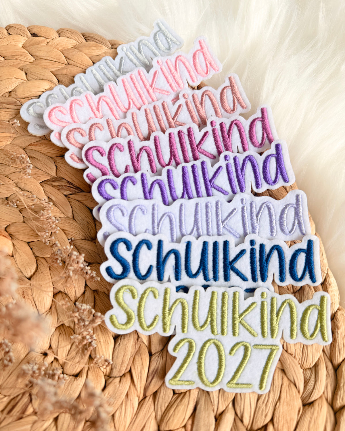 Applikation "Schulkind 2027" auf weißem Filz - Schrift 04