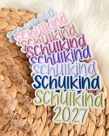 Applikation "Schulkind 2027" auf weißem Filz - Schrift 04
