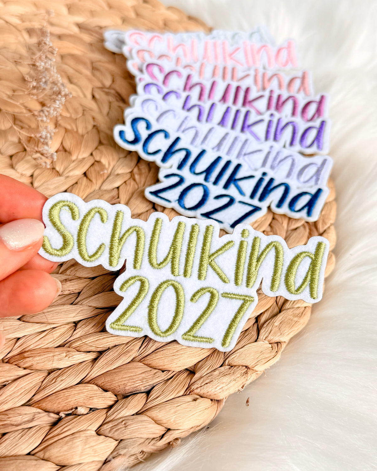 Applikation "Schulkind 2027" auf weißem Filz - Schrift 04