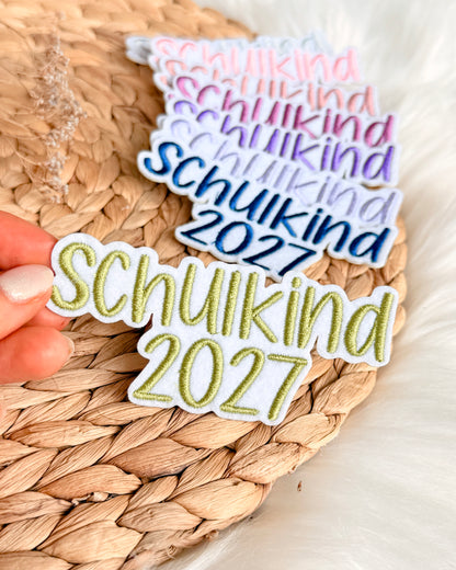 Applikation "Schulkind 2027" auf weißem Filz - Schrift 04