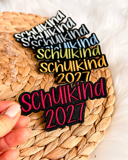 Applikation "Schulkind 2027" auf schwarzem Filz - Schrift 04
