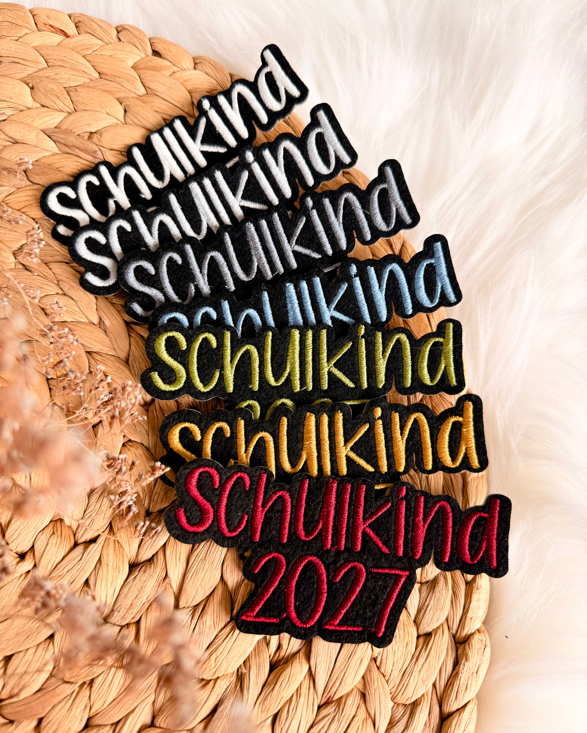 Applikation "Schulkind 2027" auf schwarzem Filz - Schrift 04