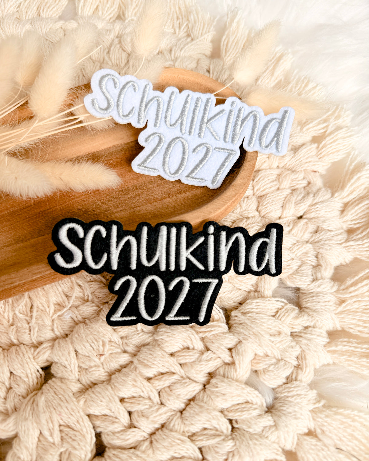 Applikation "Schulkind 2027" auf weißem Filz - Schrift 04