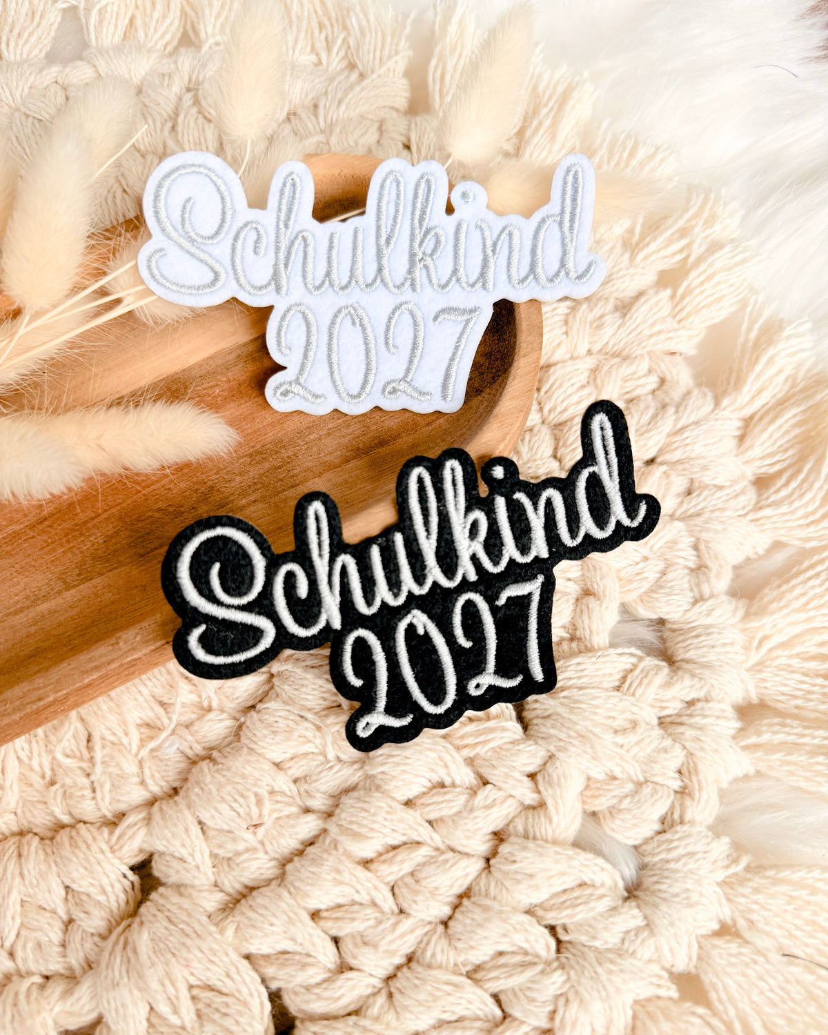 Applikation "Schulkind 2027" auf schwarzem Filz - Schrift 02