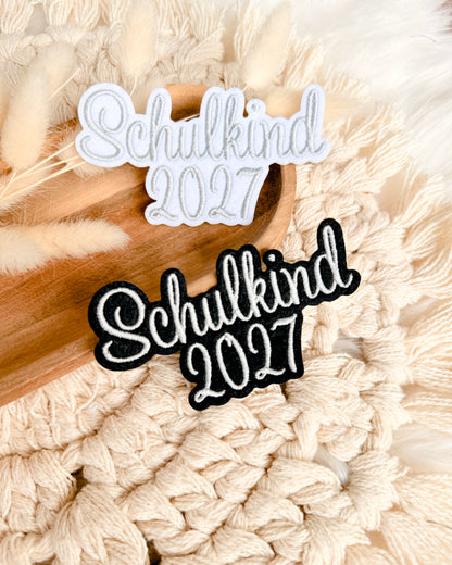 Applikation "Schulkind 2027" auf schwarzem Filz - Schrift 02