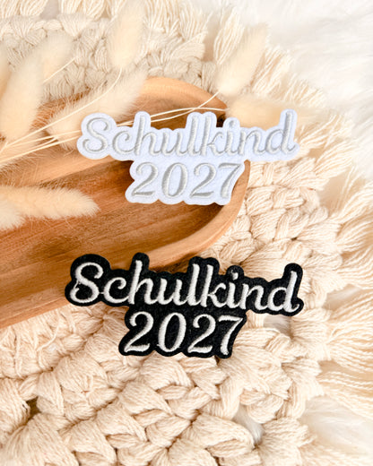 Applikation "Schulkind 2027" auf schwarzem Filz - Schrift 01