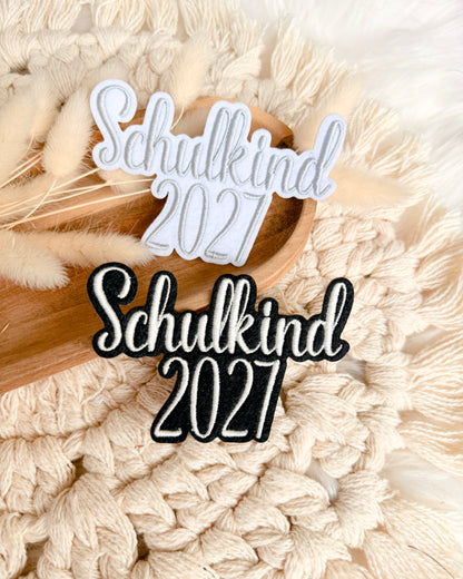 Applikation "Schulkind 2027" auf weißem Filz - Schrift 05
