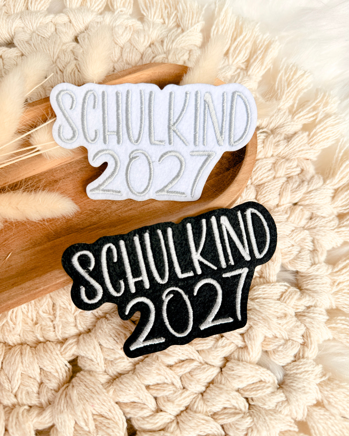 Applikation "Schulkind 2027" auf schwarzem Filz - Schrift 03