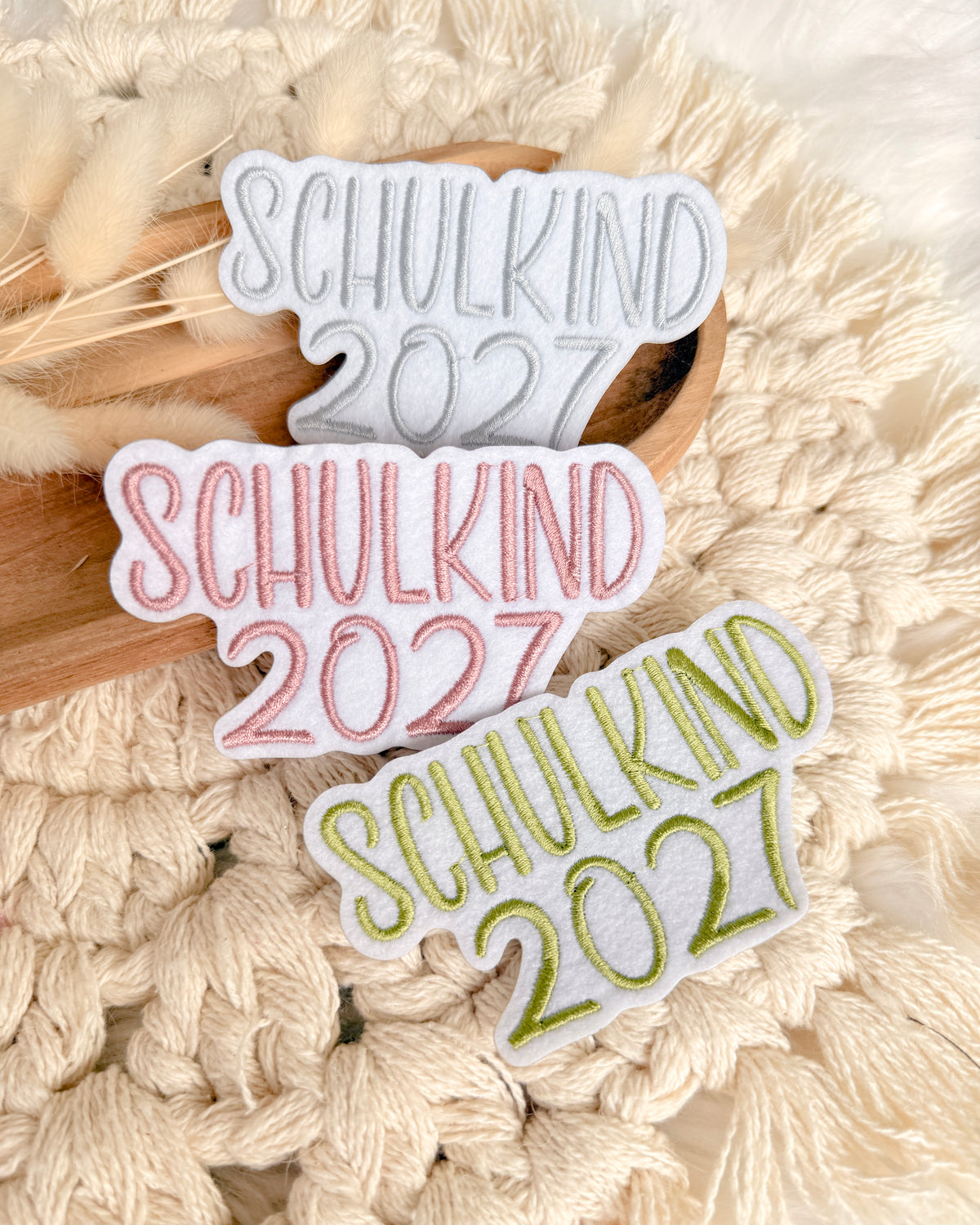 Applikation "Schulkind 2027" auf weißem Filz - Schrift 03