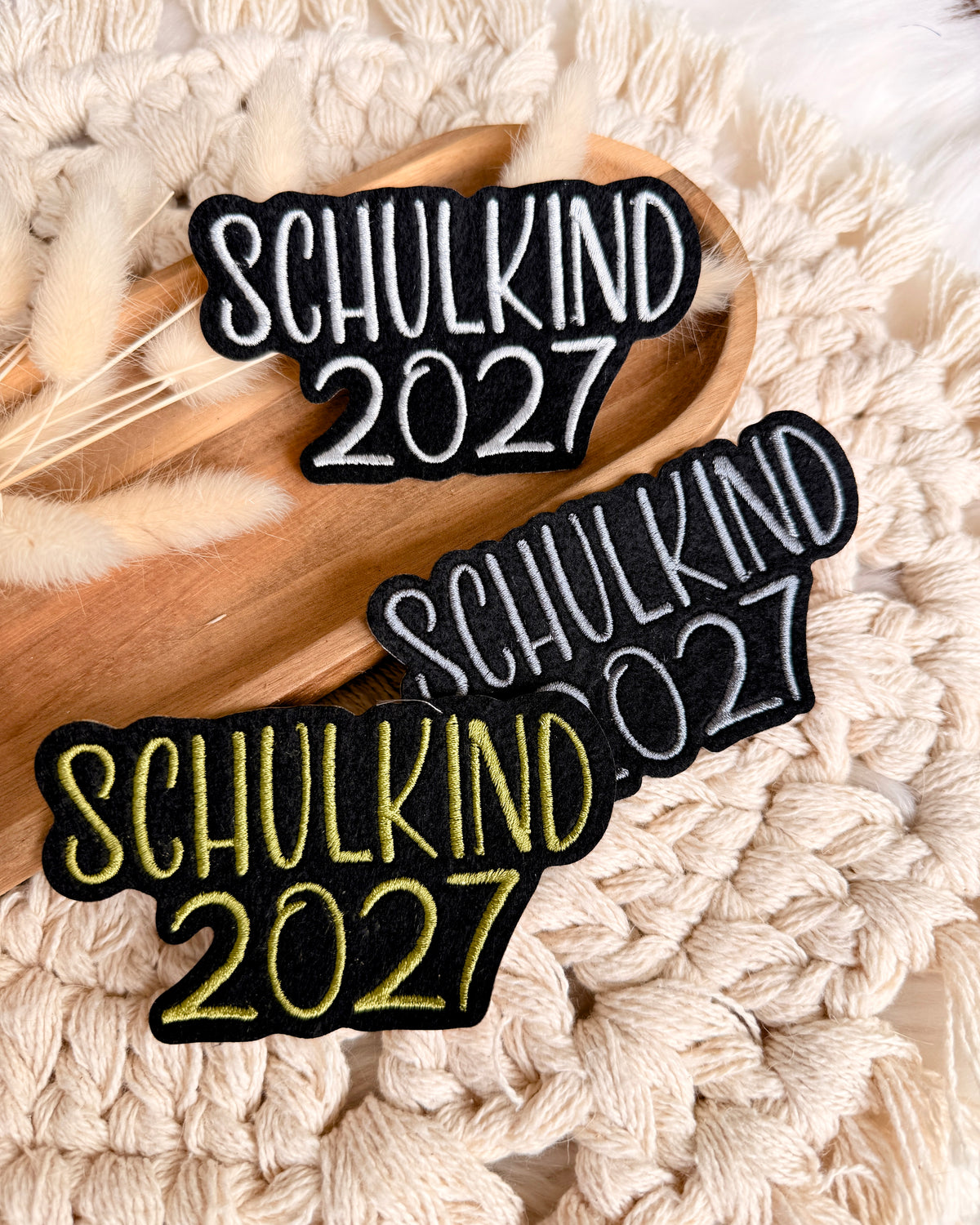 Applikation "Schulkind 2027" auf schwarzem Filz - Schrift 03