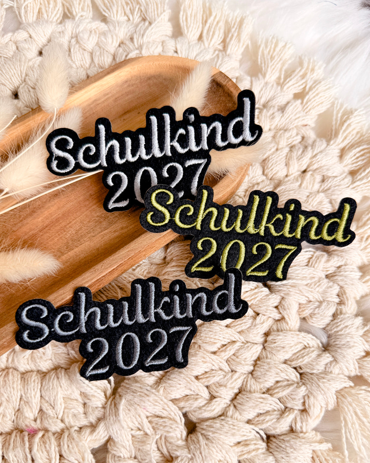 Applikation "Schulkind 2027" auf schwarzem Filz - Schrift 01