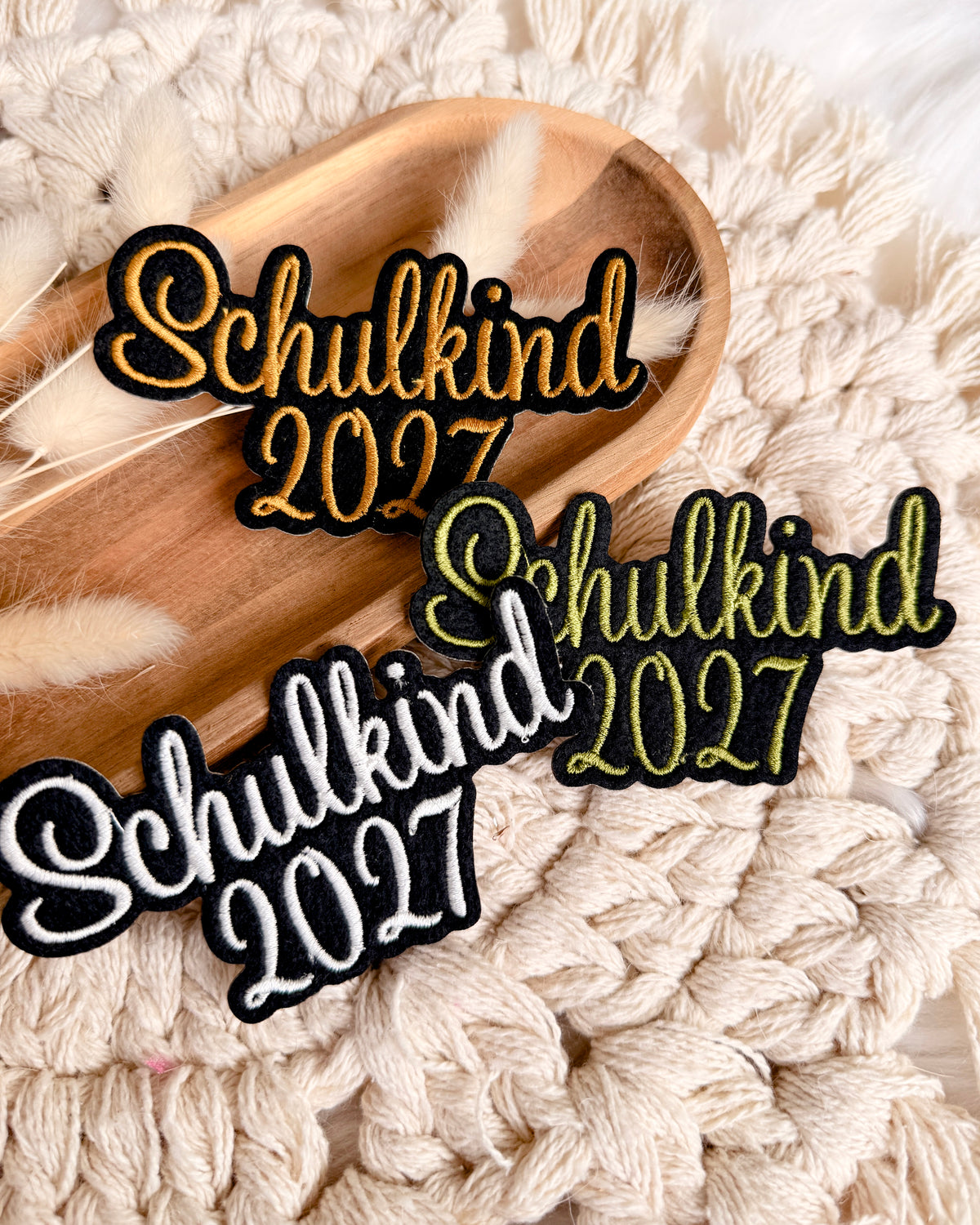 Applikation "Schulkind 2027" auf schwarzem Filz - Schrift 02
