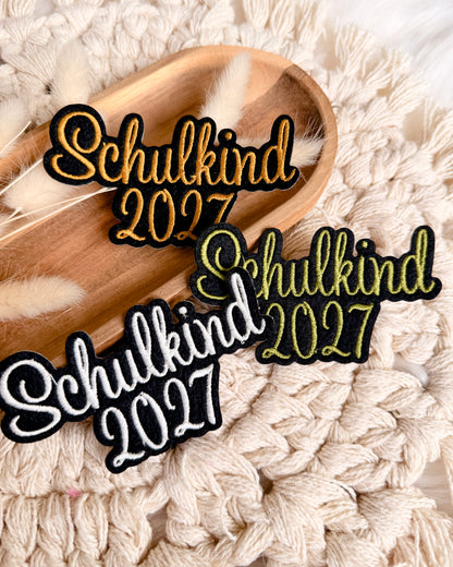 Applikation "Schulkind 2027" auf schwarzem Filz - Schrift 02