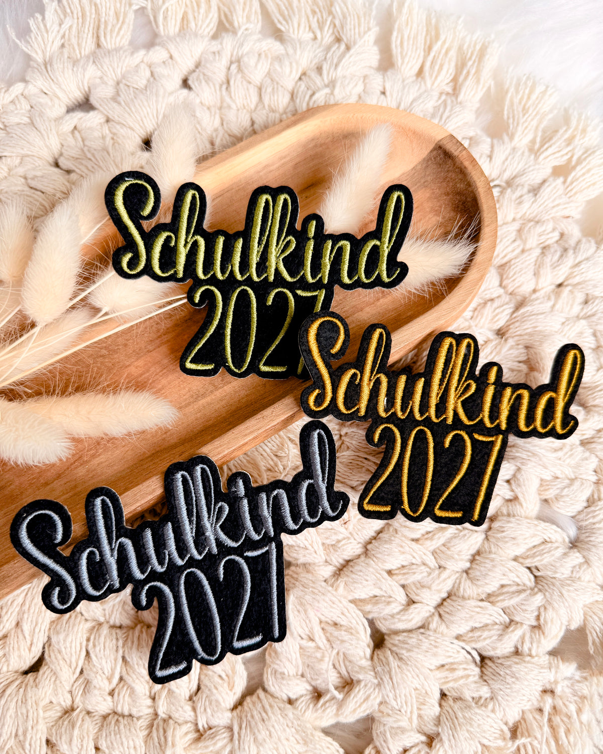 Applikation "Schulkind 2027" auf schwarzem Filz - Schrift 05