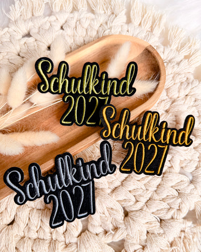 Applikation "Schulkind 2027" auf schwarzem Filz - Schrift 05