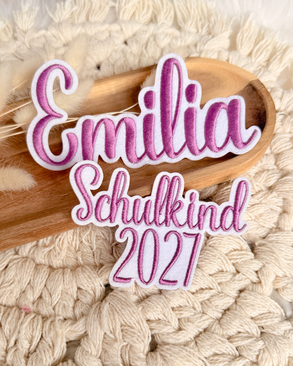 Applikation "Schulkind 2027" auf weißem Filz - Schrift 05