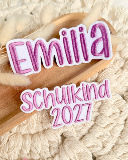 Applikation "Schulkind 2027" auf weißem Filz - Schrift 04