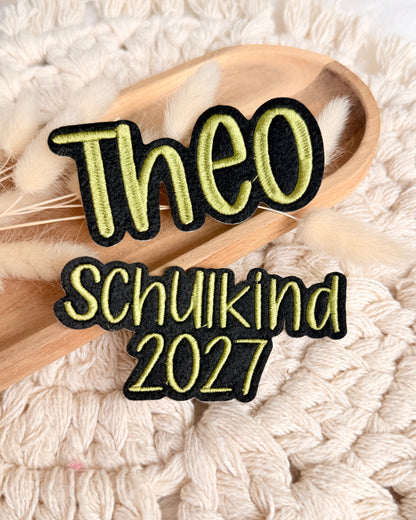 Applikation "Schulkind 2027" auf schwarzem Filz - Schrift 04