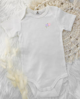 Babybody mit Blüten Bügelmotiv