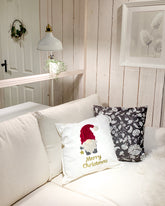 Weihnachtskissen auf dem Sofa