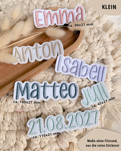 Namensapplikation auf weißem Filz - Schrift 04
