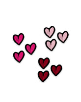 Mini Herzen auf schwarzem Filz